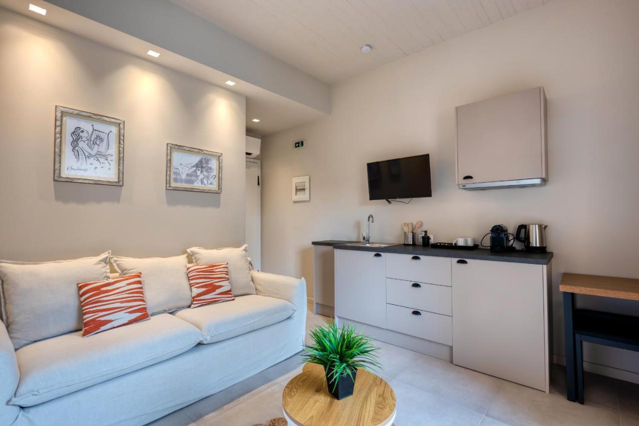 Saronis Suites Saronida エクステリア 写真
