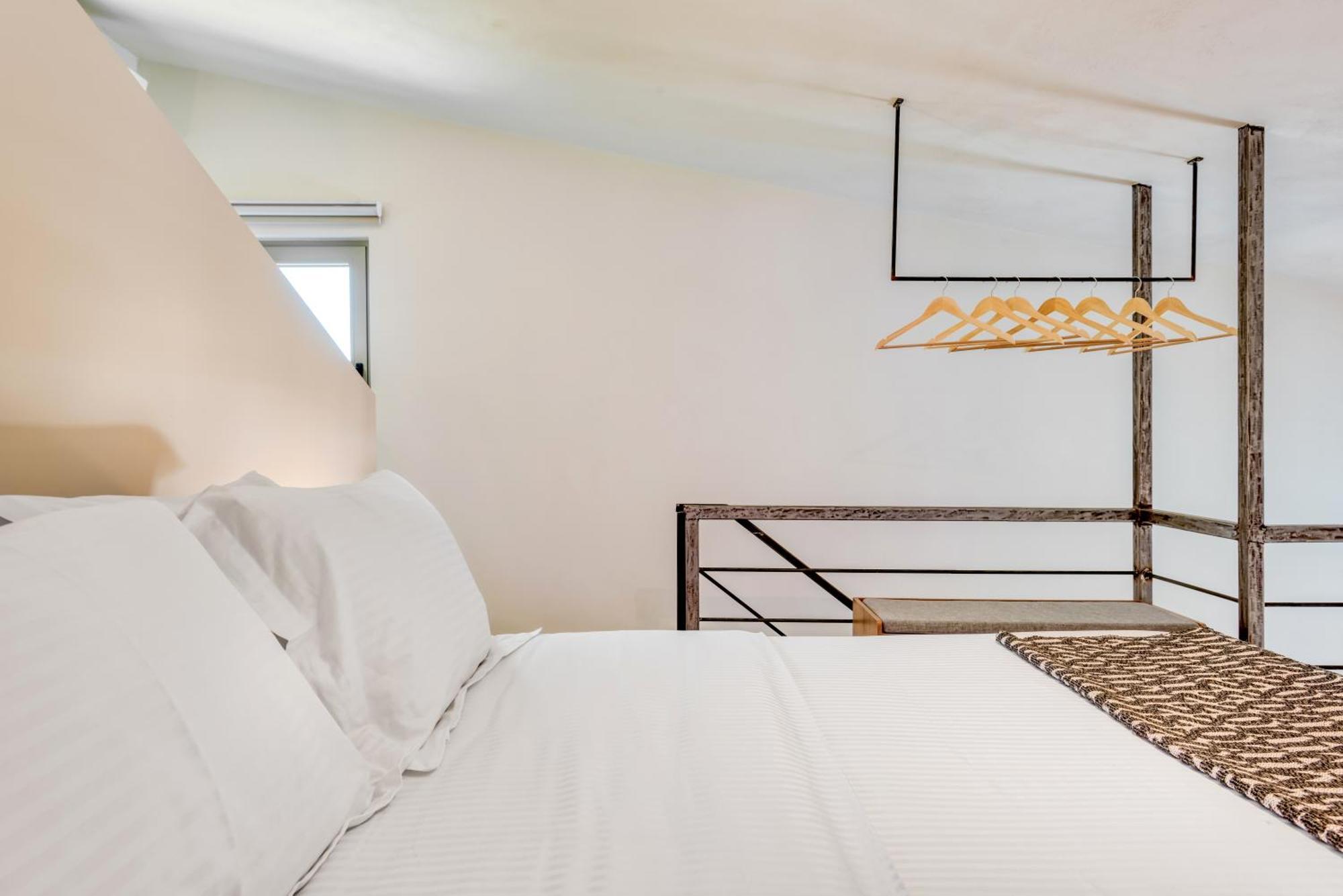 Saronis Suites Saronida エクステリア 写真