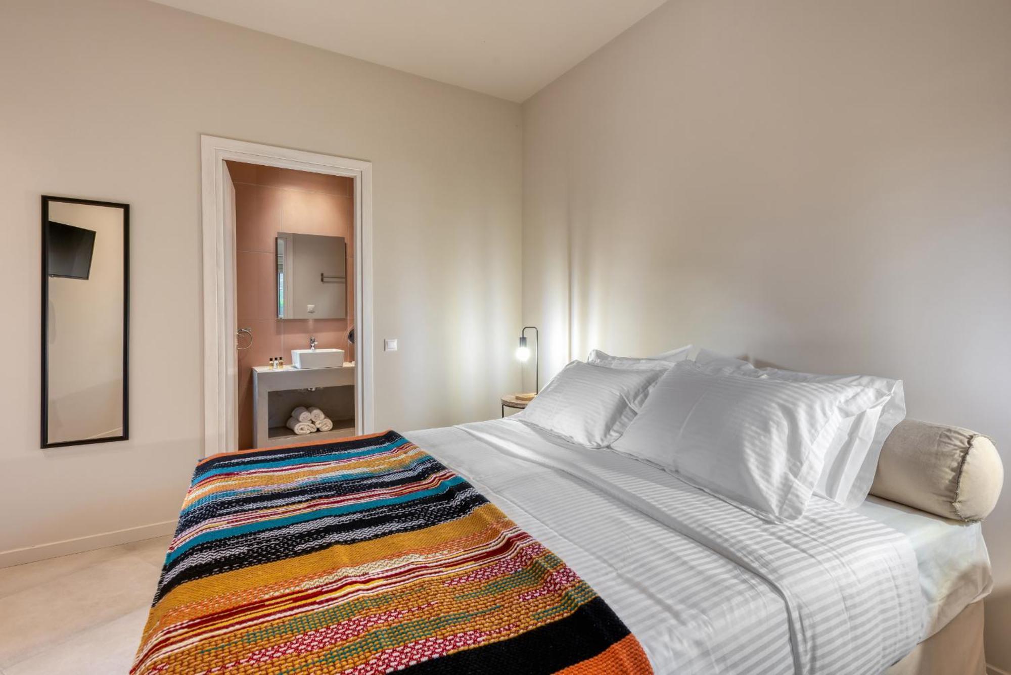 Saronis Suites Saronida エクステリア 写真